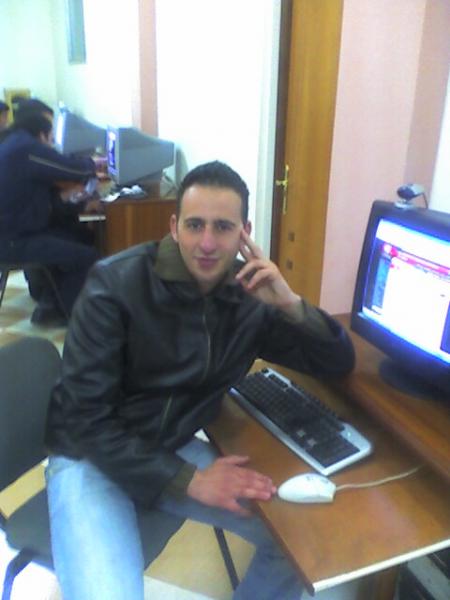 mi amigo fouad no se que hace aqui, en mi cyber , solo me trae molistias y habla toda el dia sobre el madrid